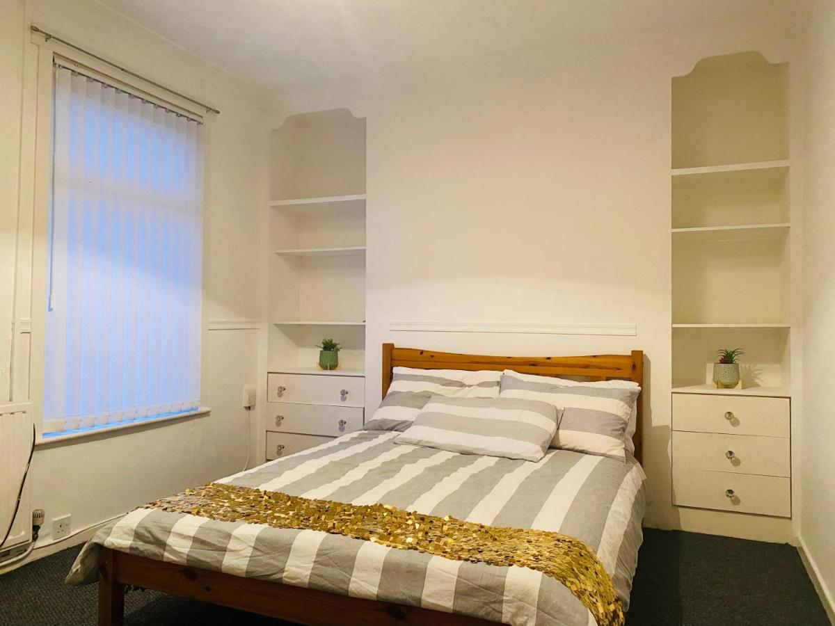 Entire 3 Bedroom House- Free Parking Liverpool Kültér fotó