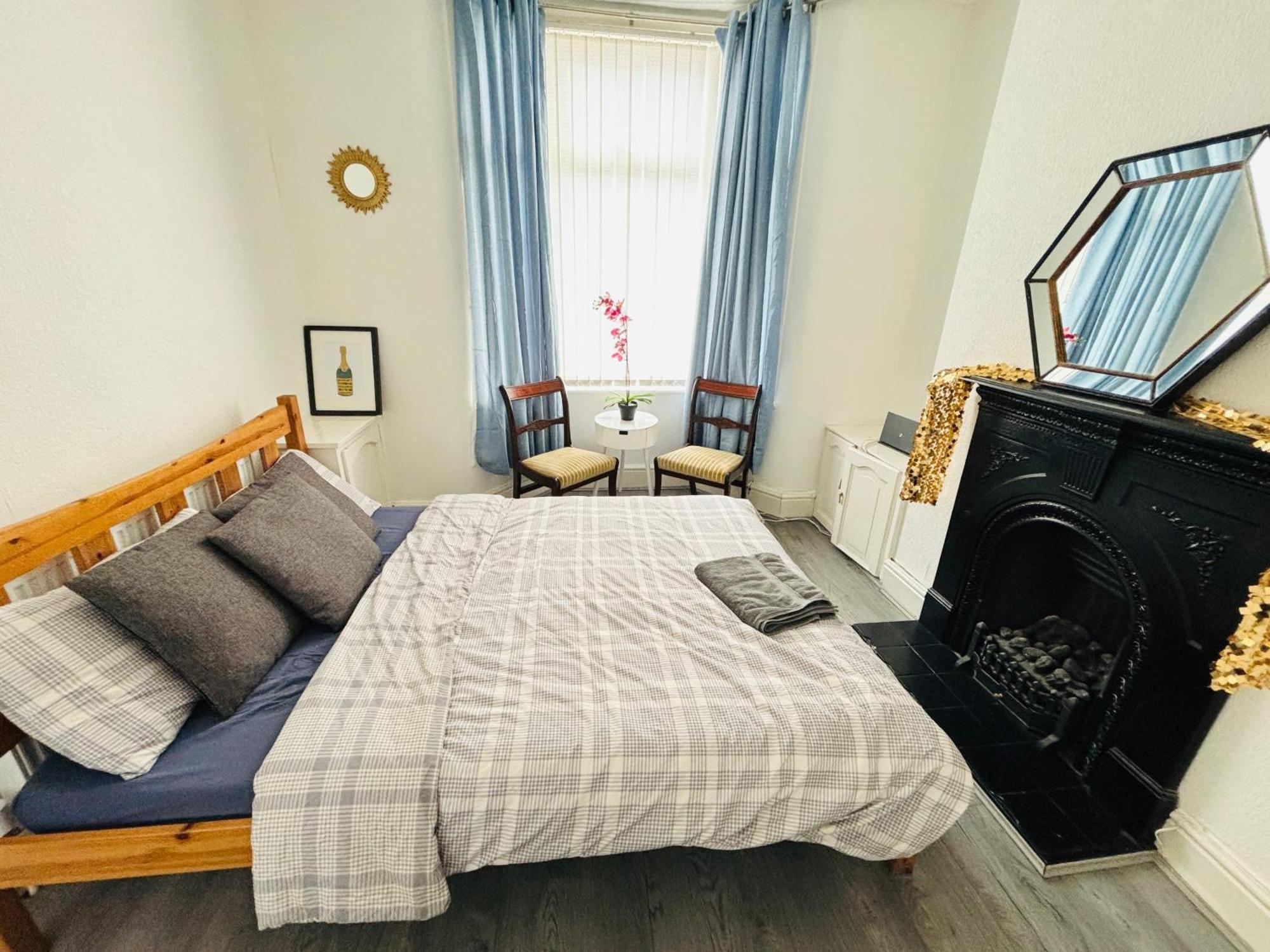 Entire 3 Bedroom House- Free Parking Liverpool Kültér fotó