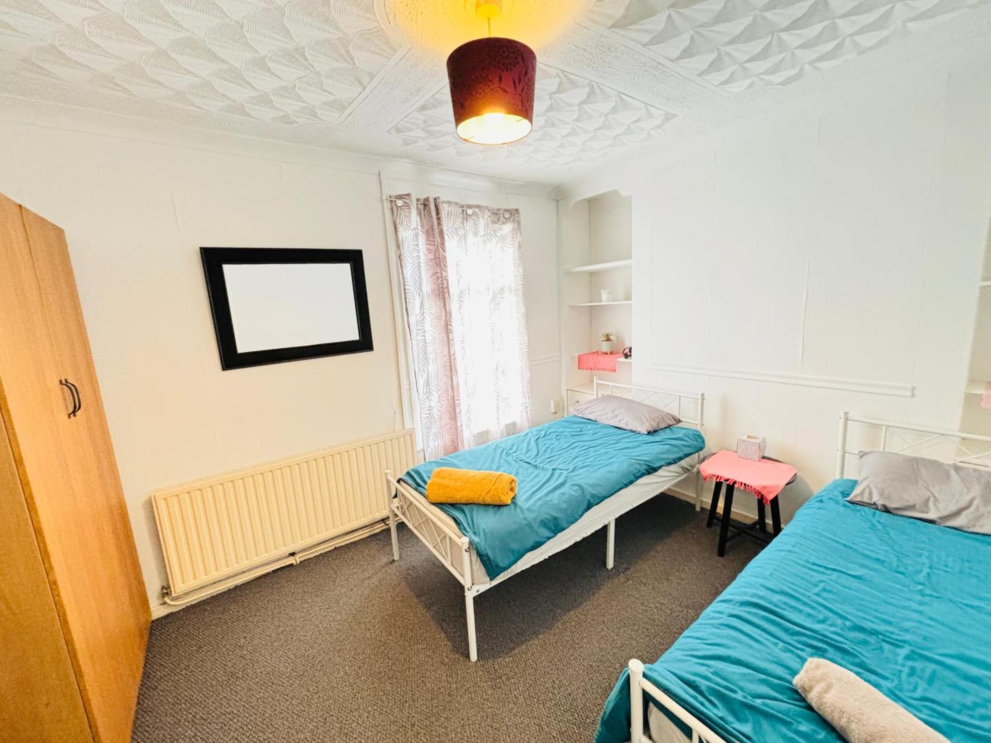 Entire 3 Bedroom House- Free Parking Liverpool Kültér fotó
