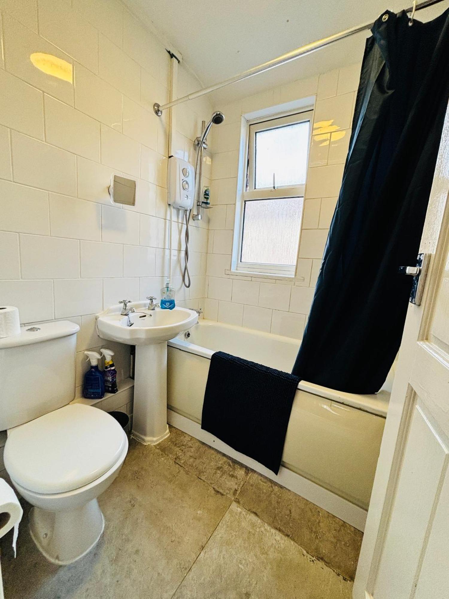 Entire 3 Bedroom House- Free Parking Liverpool Kültér fotó